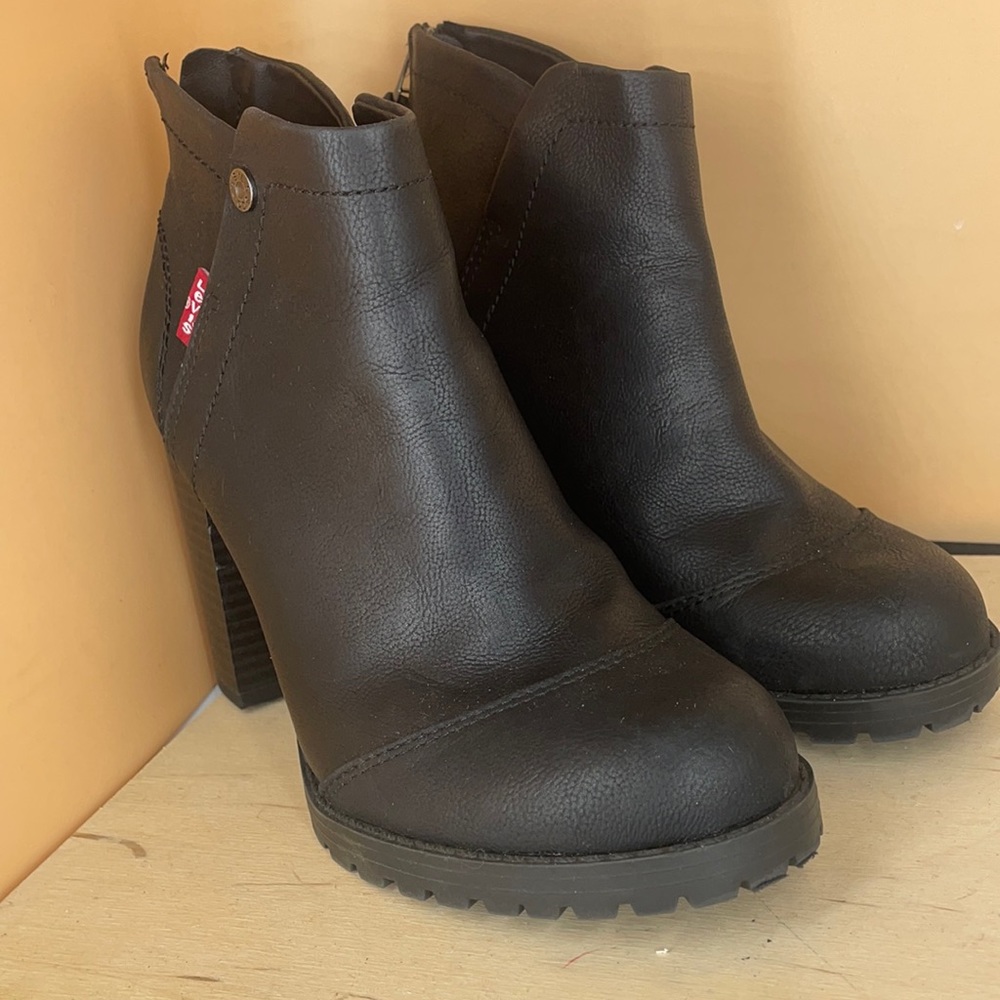 Levi’s Black Leather Bootie with Chunky Heel Zipper 5.5